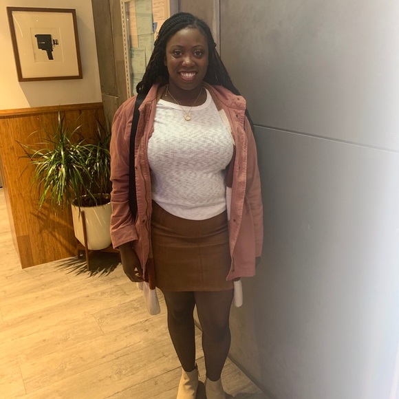 🌺MEET YOUR POSHER🌺 - Picture 2 of 4